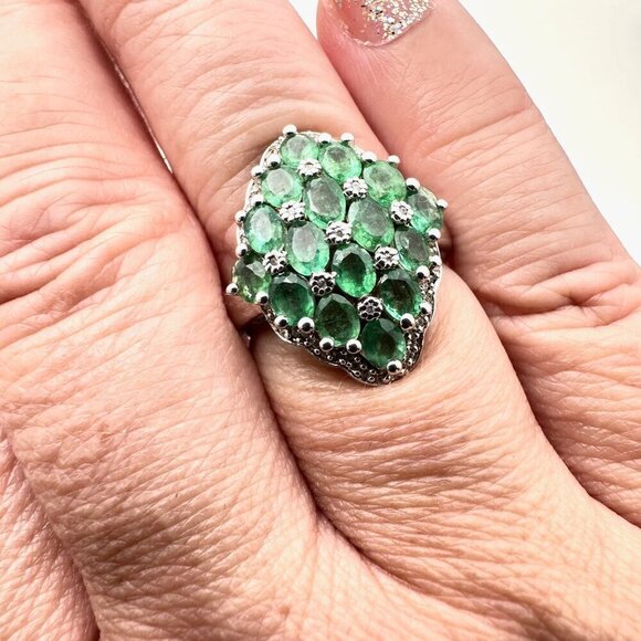 Elegant Green Gemstone Silver Ring - Picture 2 of 7